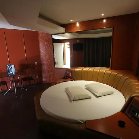 Snob Motel (Adults Only)-3
